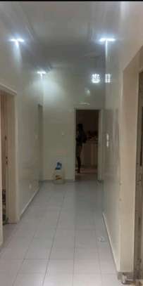 A LOUER UN APPT DE 04 CH SALON image 1