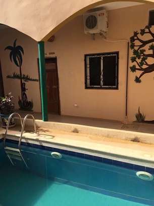 Saly chambre meuble avec salle de bain accès piscine image 3