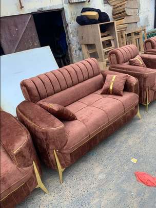 Canapé 3 places velours marron dossier capitonné image 3