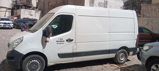 Renault Master utilitaire blanc robuste et spacieux image 7