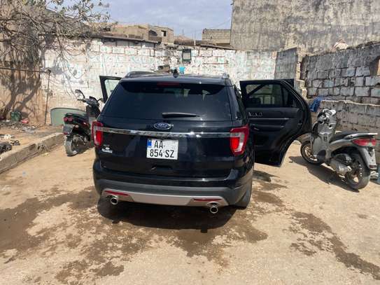 Excellent Ford Explorer image 2
