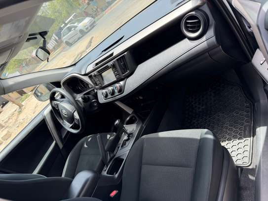 Toyota RAV4 2017 image 10