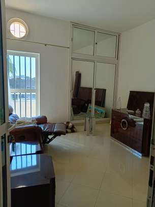 Villa R+2 de 300 m² à louer à stèle Mermoz image 5