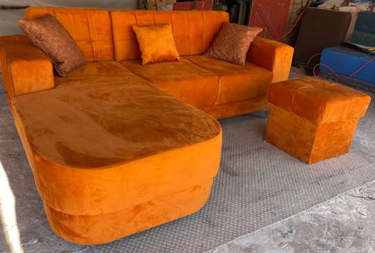 Canapé d'angle moderne gris clair avec pouf orange image 4