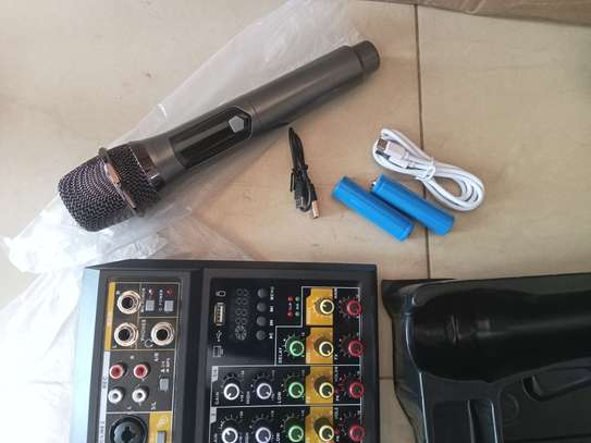 Table de mixage professionnelle avec 2 microphones image 3