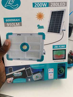 Projecteur solaire rechargeable 200W image 2