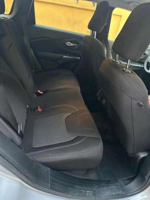 Jeep Cherokee 4x4 SUV Gris métallisé spacieux image 3