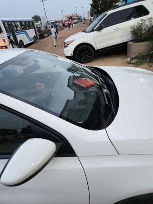 Berline compacte blanche faible kilométrage économique image 6