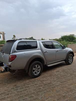 Mitsubishi L200 4x4 double cabine gris argenté image 3