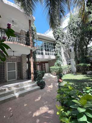 Villa avec piscine et jardin à louer à point E image 3