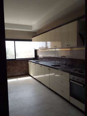 Appartement lumineux avec balcon et grandes baies vitrées image 3