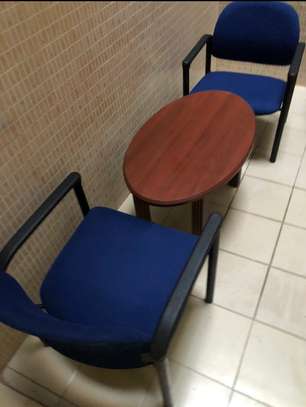 2 Chaises et table de café pour visiteurs image 3