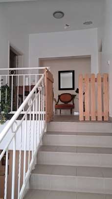 MAGNIFIGUE DUPLEX F6 A LOUER AUX ALMADIES image 1