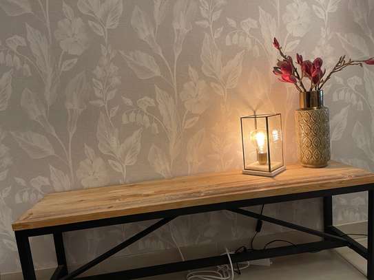 Banc en bois et décorations image 1