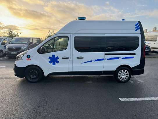 Ambulance Renault 2018 image 2