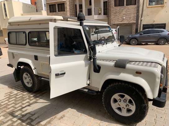 Land Rover Defender 110 image 6