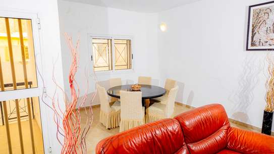 Salon moderne avec canapé cuir et TV murale image 6