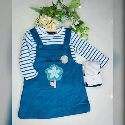 Robes salopettes avec bas collant image 3