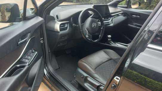 Toyota C-HR SUV compact noir jantes alliage sport image 11