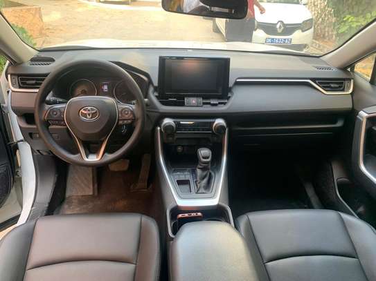 Toyota RAV4 image 10