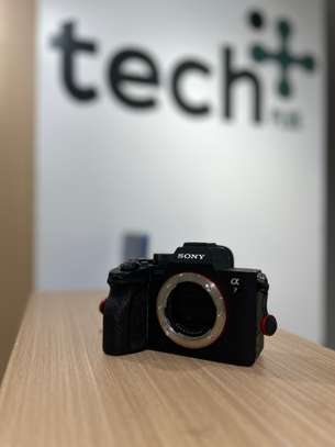 Sony Alpha 7 IV + Objectif Tamron 17-28MM image 2