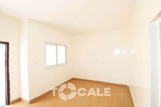 Villa R+1 à Vendre à Ndiakhirate image 3