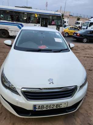 Berline compacte blanche faible kilométrage économique image 2