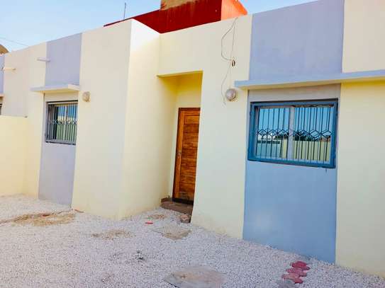 Maison moderne sécurisée avec grand portail bleu image 1