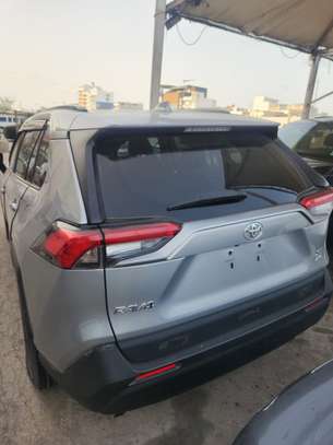 Toyota Rav 4 essence 2021 image 8