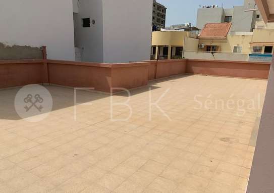 Superbe Villa R+1 avec Piscine et Jardin aux Almadies image 2