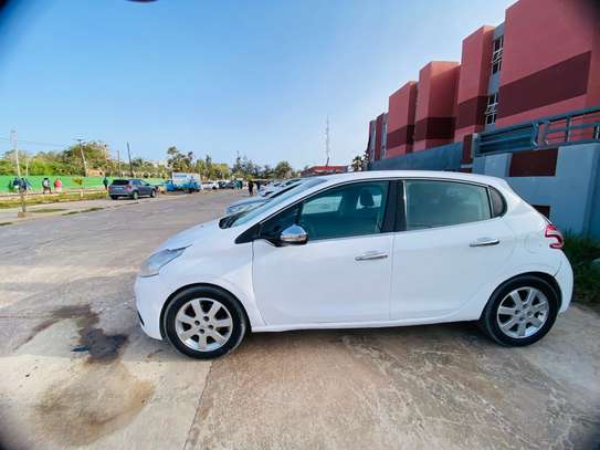 Peugeot 208 image 3
