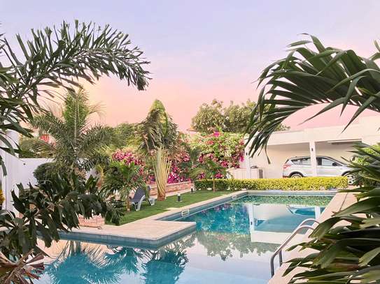 Villa moderne avec piscine privée et jardin paysager image 2