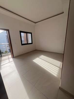 Maison individuelle moderne avec balcon et garage à Dakar image 10