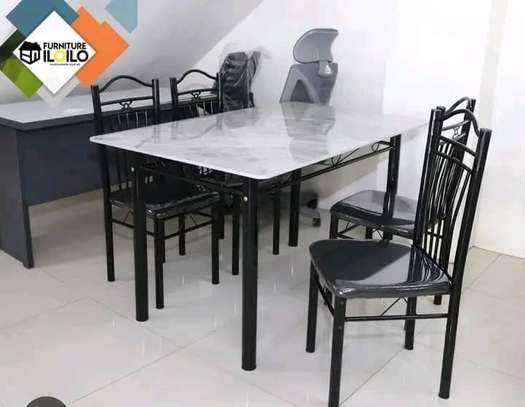 Ensemble table et 4 chaises noires design moderne image 2
