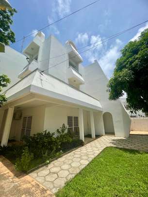 3 VILLAS DE GRAND STANDING R+2 A LOUER image 8