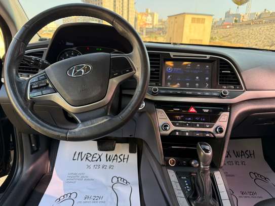 2017 HYUNDAI AVANTE image 8