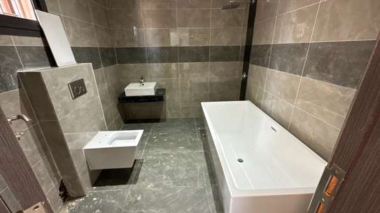 Duplex 4 chambres salon neuf aux Almadies route King Fahd image 4