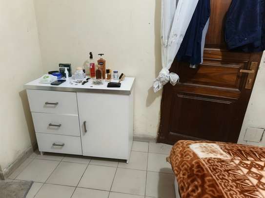 Lit queen size avec commodes, coiffeuse et miroir image 4