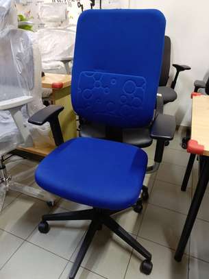 Chaise bureau ergonomique bleu avec accoudoirs réglables image 1