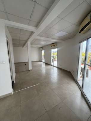 Plateau de Bureau à louer au Point E image 6