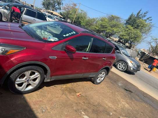 Ford Escape en bon état. image 3