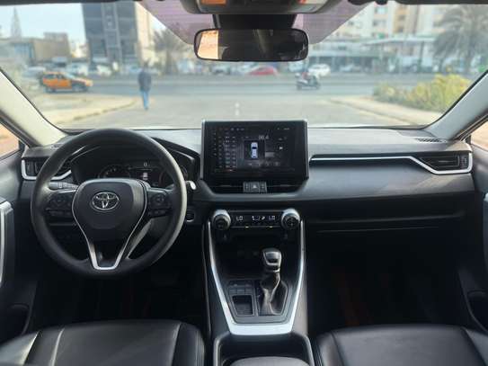 Toyota RAV4 année 2021 image 1