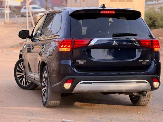 MITSUBISHI OUTLANDER image 8