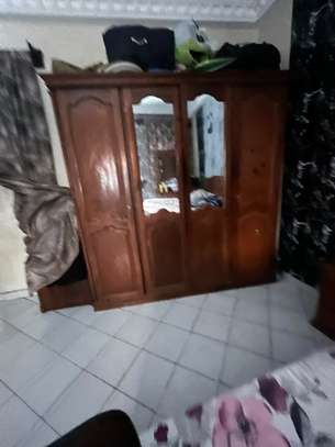 Chambre à couche Double lit avec Armoire et commode A VENDRE image 2