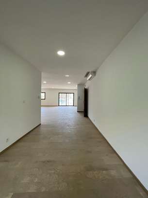 F4 neuf à louer au point e 204 m² image 4