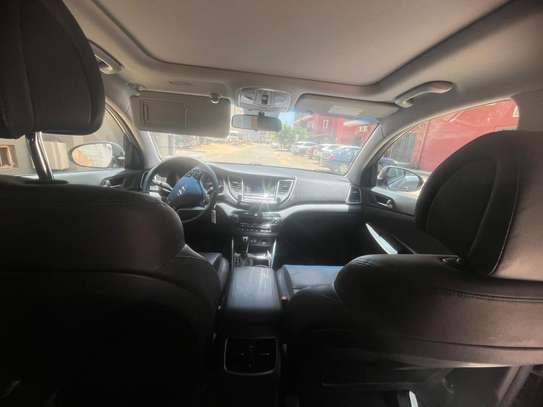 Hyumdai Tucson image 11