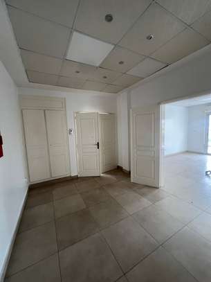 Plateau de Bureau à louer au Point E image 2