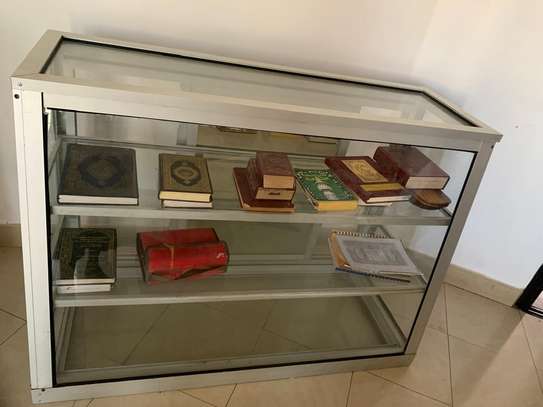 VITRINE EN VERRE ET ALUMINIUM image 1