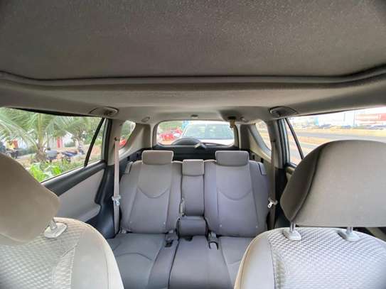 Toyota RAV4 SUV image 5