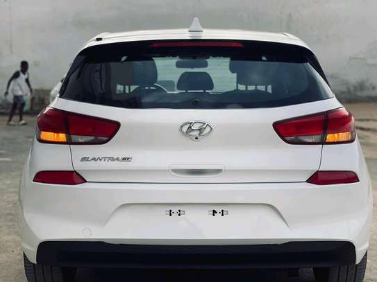 Hyundai Elantra image 6